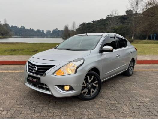 NISSAN - VERSA - 2016/2017 - Prata - R$ 63.900,00