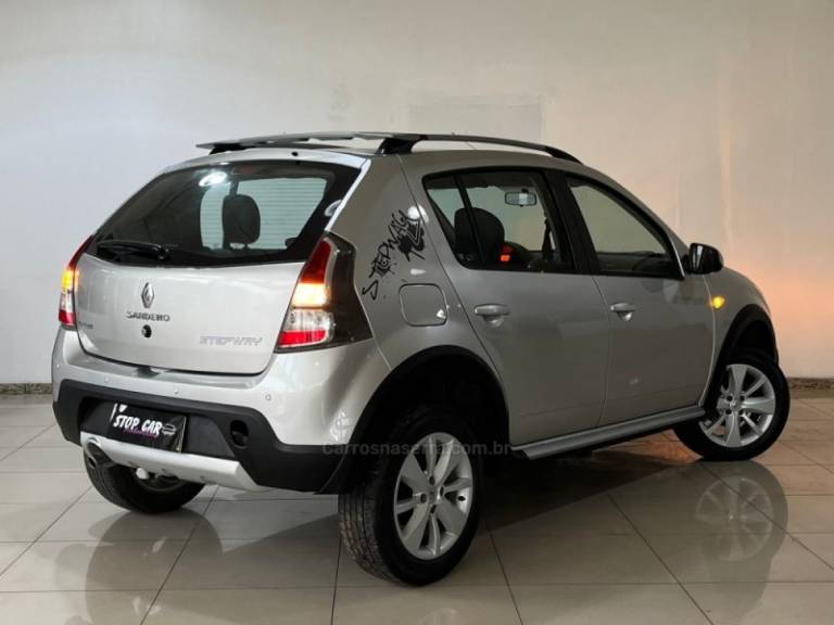 RENAULT - SANDERO - 2013/2014 - Prata - R$ 44.900,00