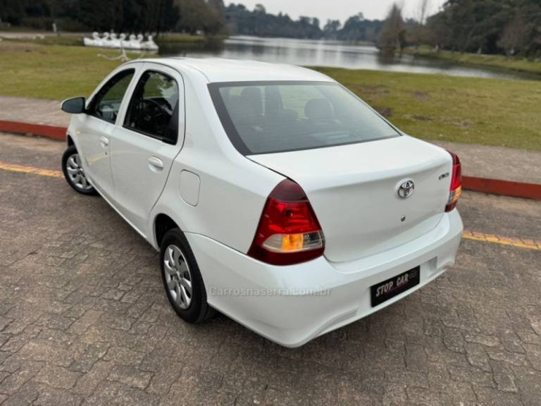 TOYOTA - ETIOS - 2020/2021 - Branca - R$ 73.900,00