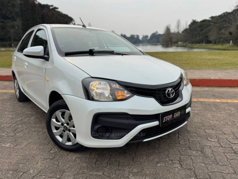TOYOTA - ETIOS - 2020/2021 - Branca - R$ 73.900,00