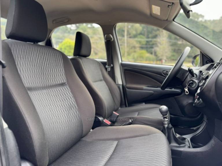 TOYOTA - ETIOS - 2020/2021 - Branca - R$ 73.900,00