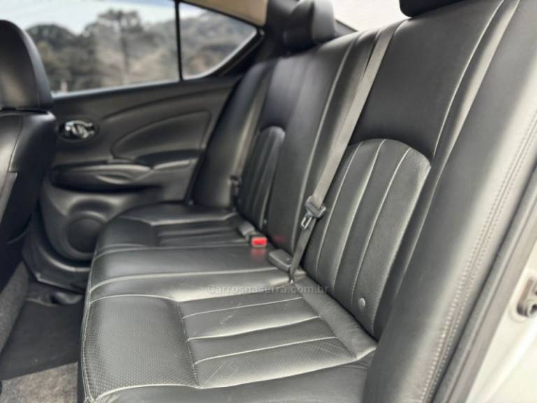 NISSAN - VERSA - 2016/2017 - Prata - R$ 63.900,00
