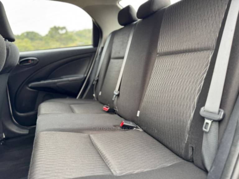 TOYOTA - ETIOS - 2020/2021 - Branca - R$ 73.900,00
