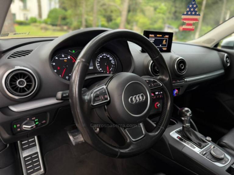 AUDI - A3 - 2015/2016 - Branca - R$ 99.900,00