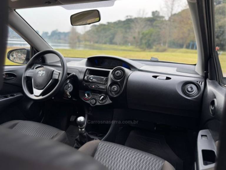 TOYOTA - ETIOS - 2020/2021 - Branca - R$ 73.900,00
