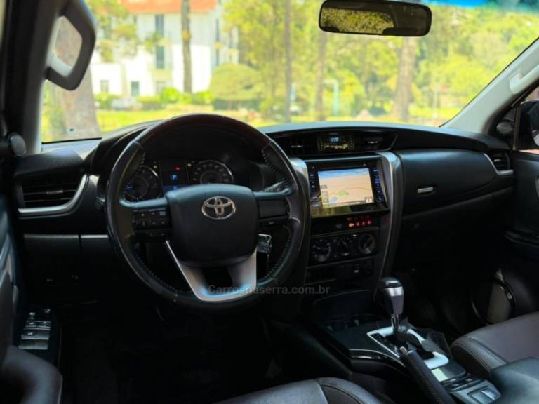 TOYOTA - HILUX SW4 - 2018/2019 - Branca - R$ 194.900,00