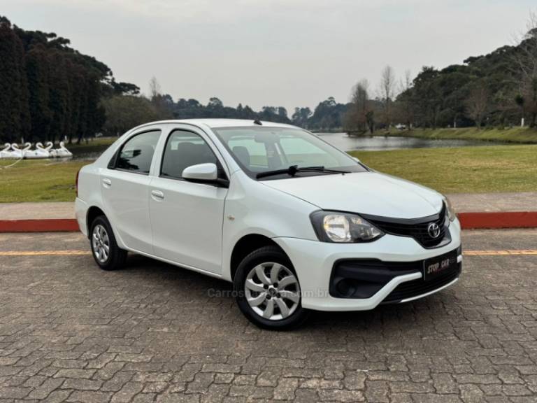 TOYOTA - ETIOS - 2020/2021 - Branca - R$ 73.900,00