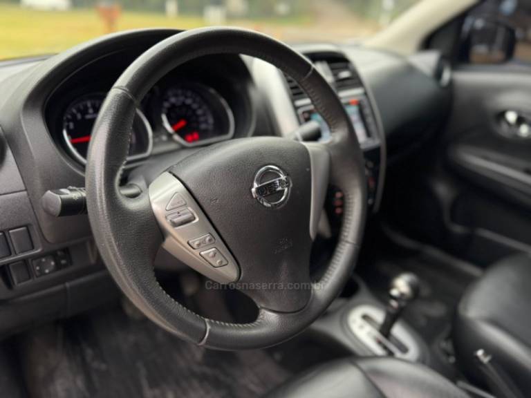 NISSAN - VERSA - 2016/2017 - Prata - R$ 63.900,00