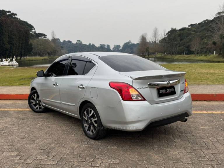 NISSAN - VERSA - 2016/2017 - Prata - R$ 63.900,00