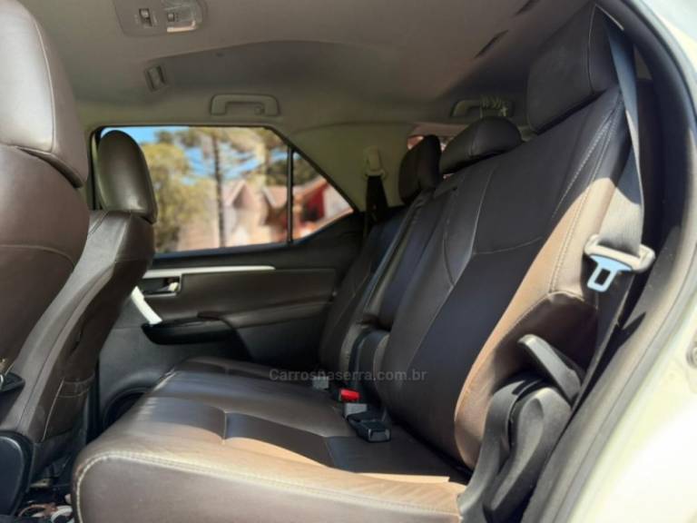 TOYOTA - HILUX SW4 - 2018/2019 - Branca - R$ 194.900,00