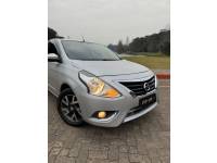NISSAN - VERSA - 2016/2017 - Prata - R$ 63.900,00