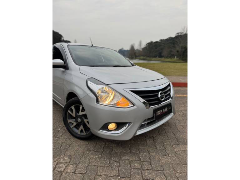NISSAN - VERSA - 2016/2017 - Prata - R$ 63.900,00