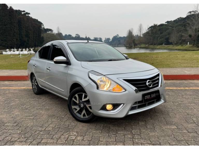 NISSAN - VERSA - 2016/2017 - Prata - R$ 63.900,00