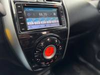 NISSAN - VERSA - 2016/2017 - Prata - R$ 63.900,00
