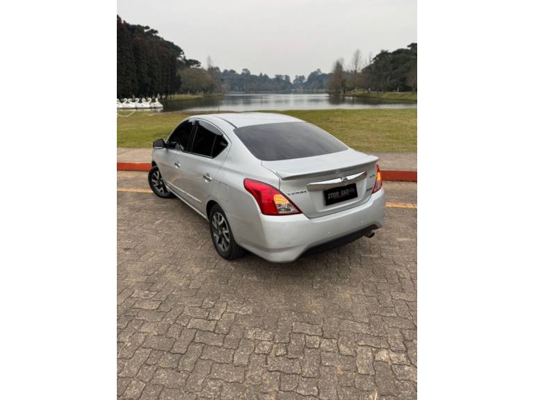 NISSAN - VERSA - 2016/2017 - Prata - R$ 63.900,00