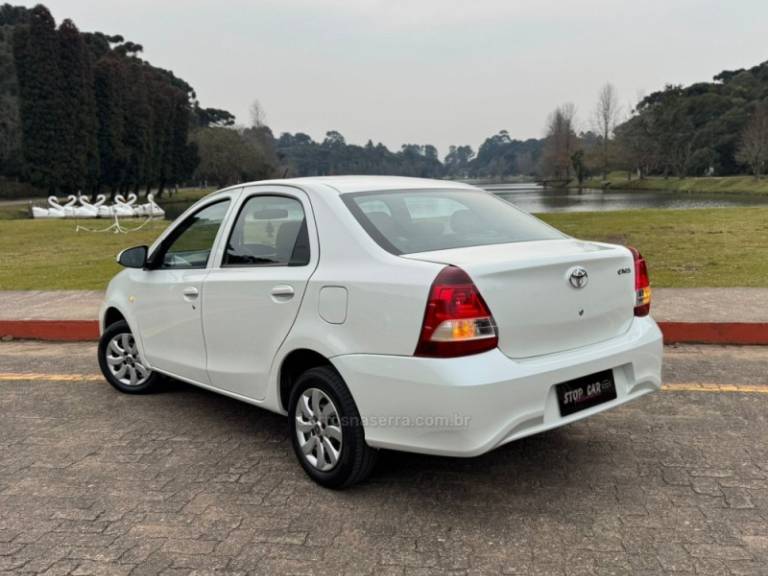 TOYOTA - ETIOS - 2020/2021 - Branca - R$ 73.900,00