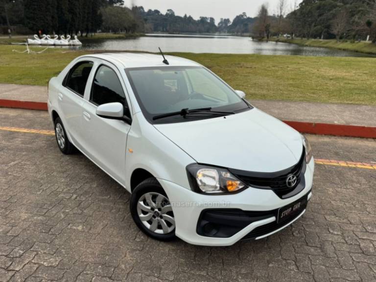 TOYOTA - ETIOS - 2020/2021 - Branca - R$ 73.900,00