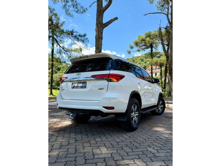 TOYOTA - HILUX SW4 - 2018/2019 - Branca - R$ 194.900,00