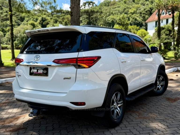 TOYOTA - HILUX SW4 - 2018/2019 - Branca - R$ 194.900,00