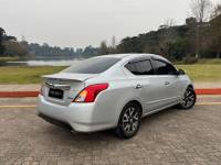 NISSAN - VERSA - 2016/2017 - Prata - R$ 63.900,00