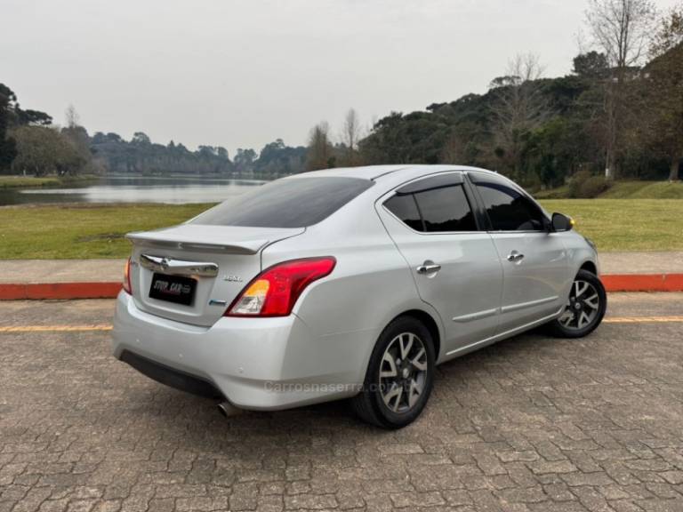 NISSAN - VERSA - 2016/2017 - Prata - R$ 63.900,00